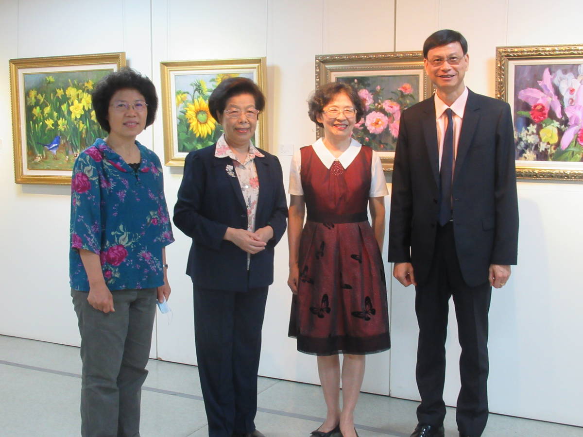 「台灣花果藝語-黃美賢與張炳煌藝術雙個展」登場，張博雅院長、國立台灣藝術教育館館長吳津津、教育廣播電臺臺長謝忠武(左二到右)前往觀展，左一為黃美賢博士。