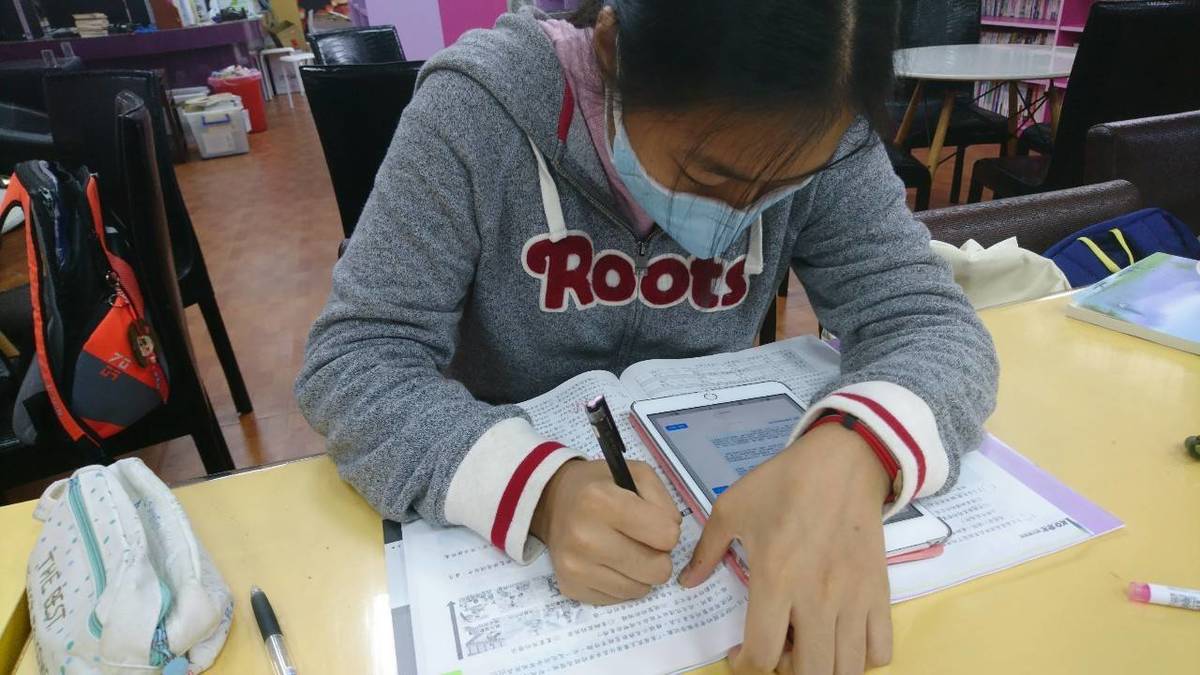 學生拿平板發問及學習解題。