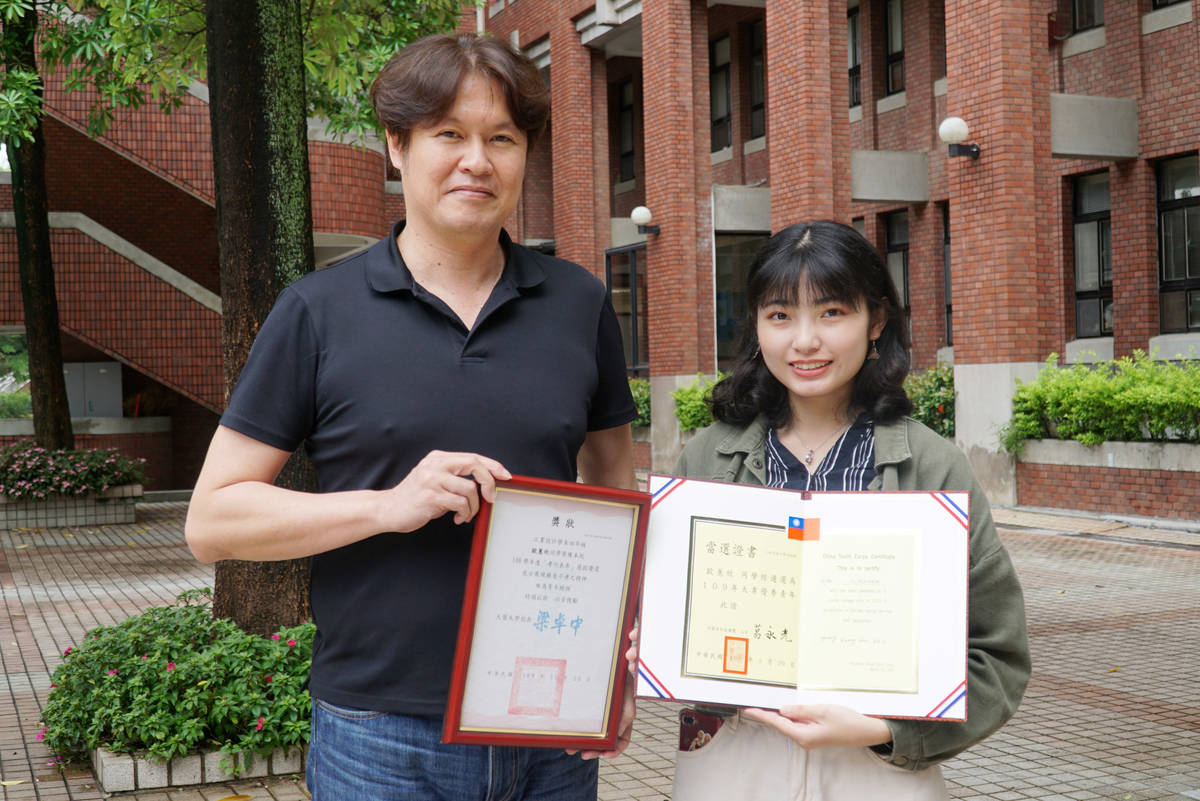 榮獲彰化縣大專優秀青年的歐蕙欣同學(右)去年也獲頒大葉大學孝行表率獎