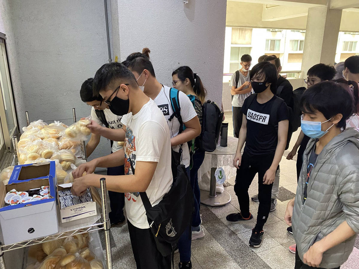 龍華科大校友愛心消費券、免費麵包  嘉惠弱勢學子暖胃又暖心(龍華科大提供)