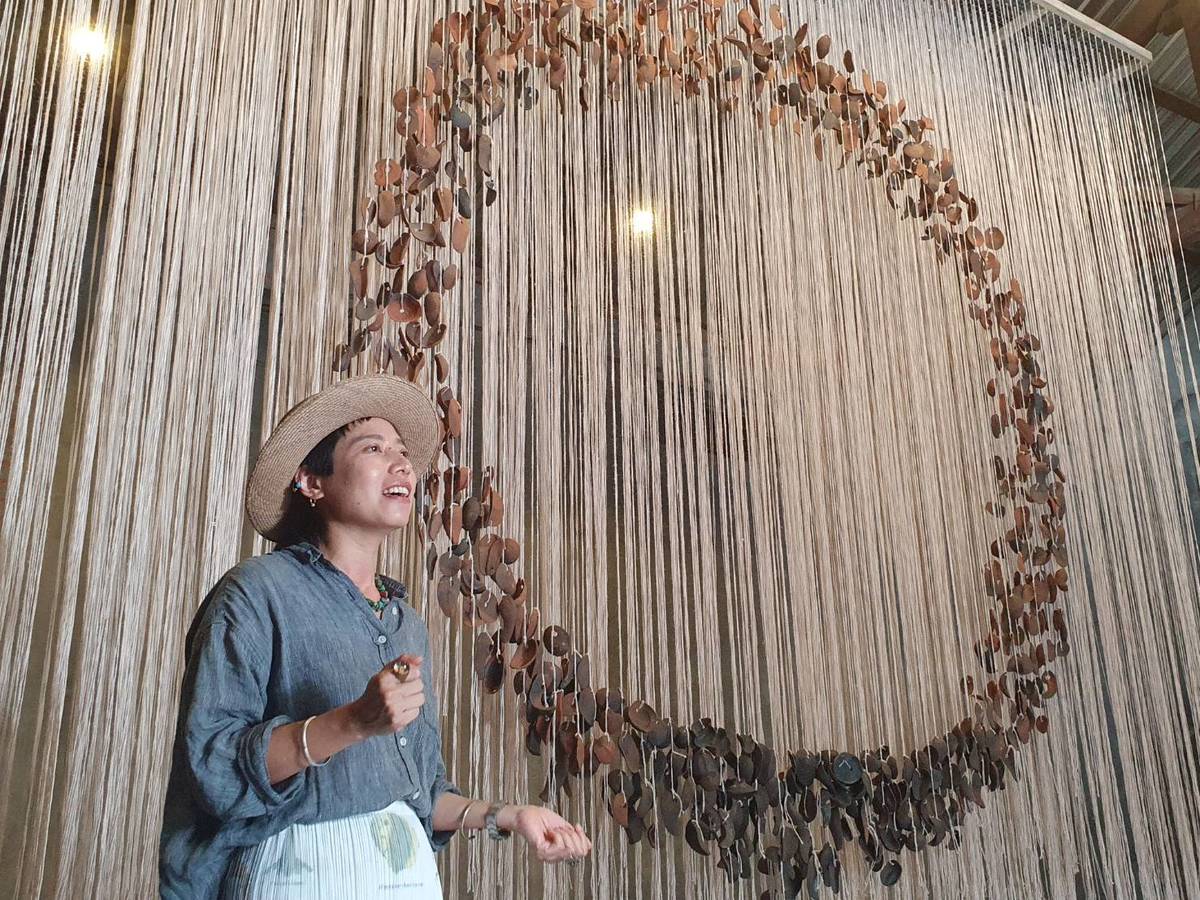 加拿大籍藝術家葉海地，重拾阿美族古老的製陶技法，作品將數百件陶片以麻線懸掛於舊穀倉中，創造多層次的圓形空間，象徵和諧、融為一體。