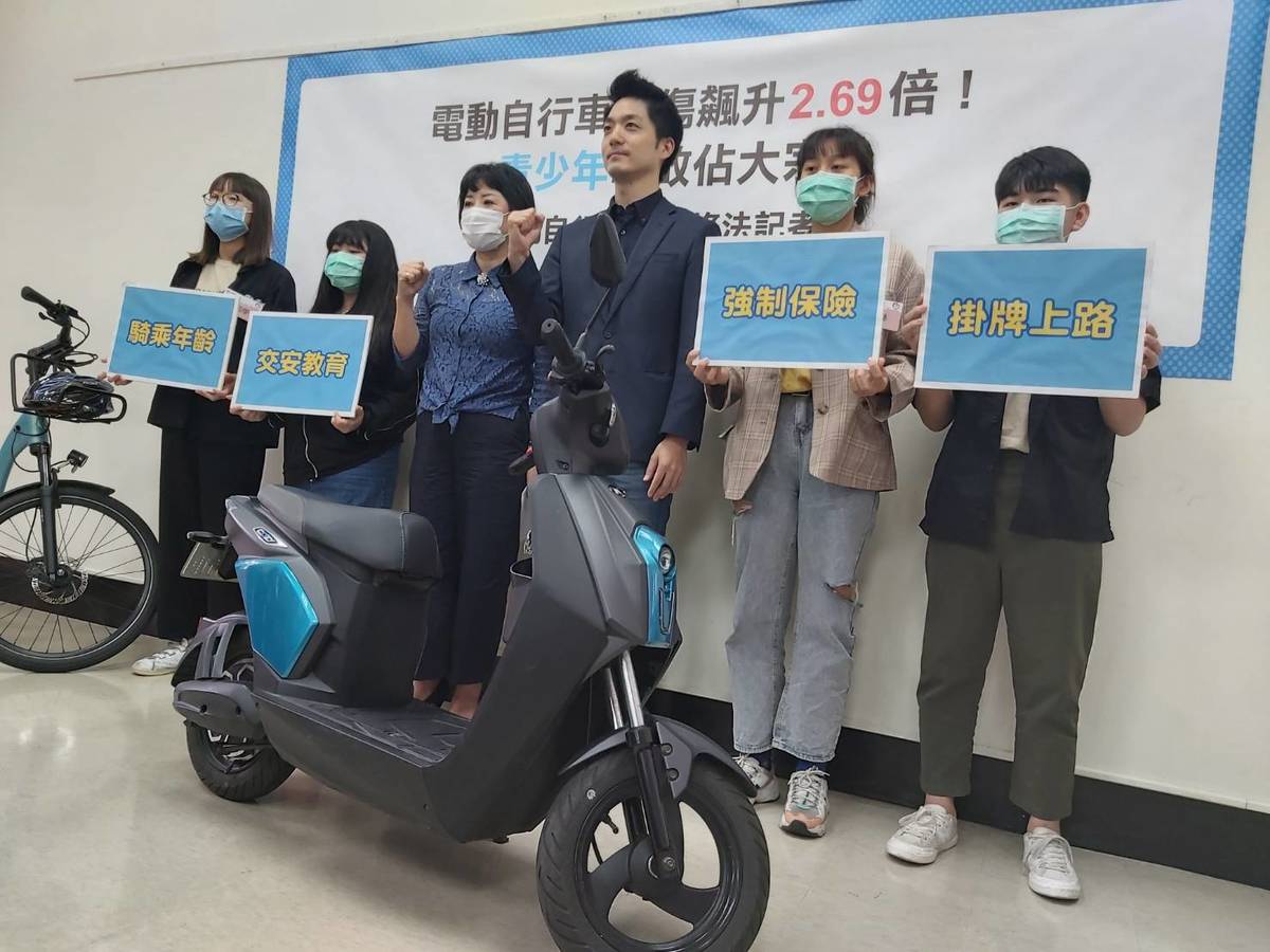 青少年騎電動自行車傷亡飆升，立委蔣萬安(右三)與靖娟基金會呼籲儘速通過修法。