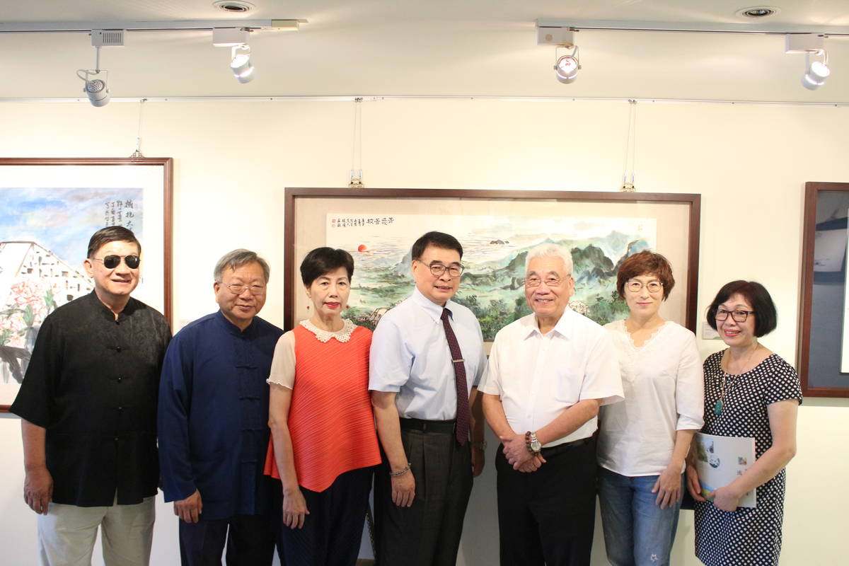 臺東大學與菲律賓大學系統合作，於臺東縣文化處藝文中心展出臺菲藝術交流聯合畫展，東大校長曾耀銘(中)的夫人方曉蓉(左3)的畫作也在其中展出。