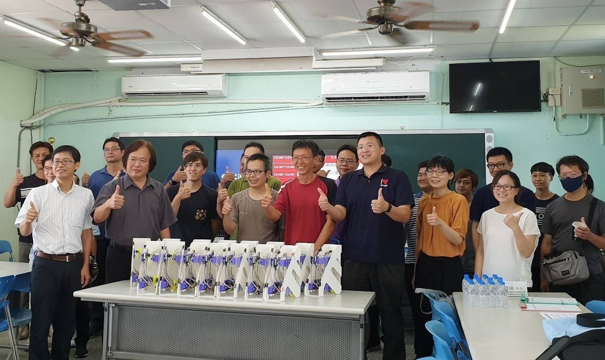 臺東縣教育處與高雄師範大學攜手合作，推展STEM+A課程導向數位自造教育扎根計畫，今(3)日在卑南國小舉辦的教具捐贈儀式。