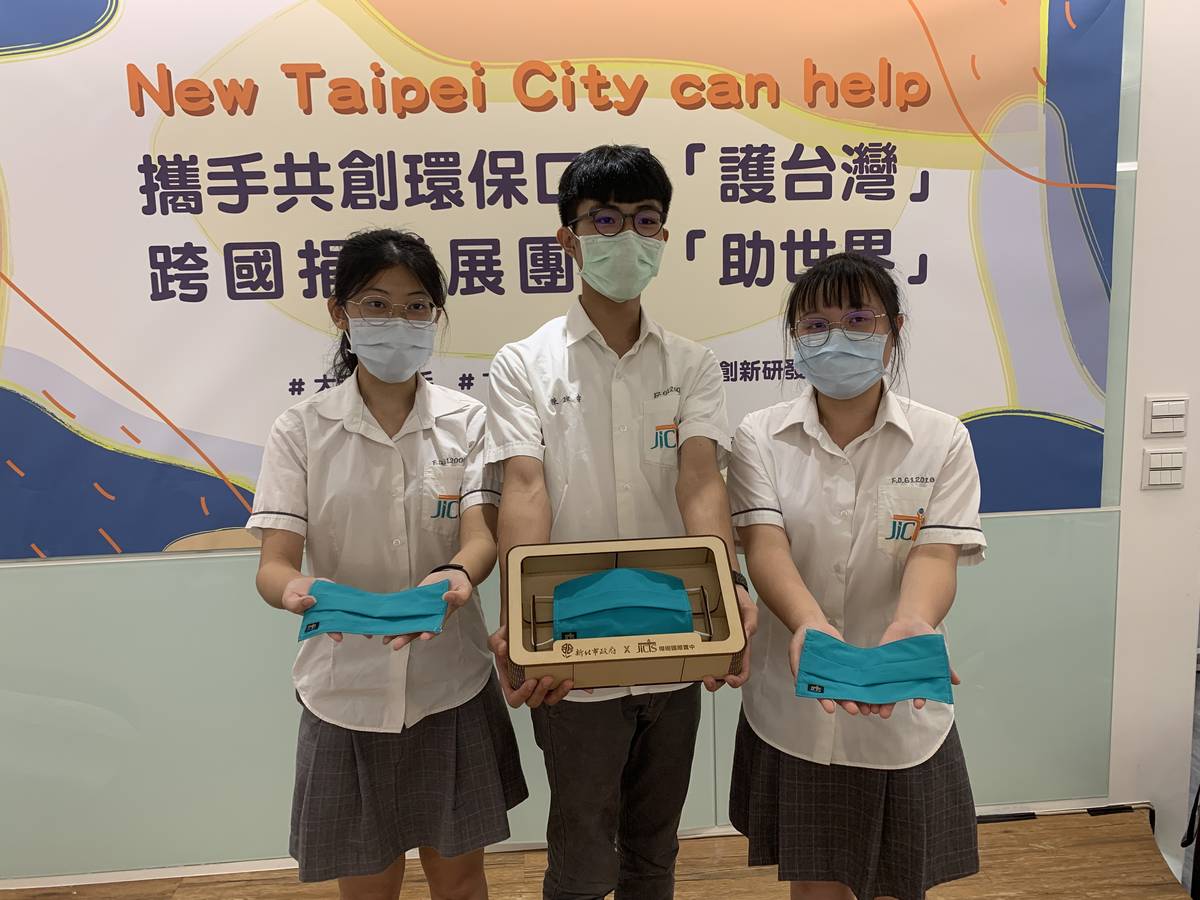 樟樹國際實中流行服飾科發揮創意設計口罩套。