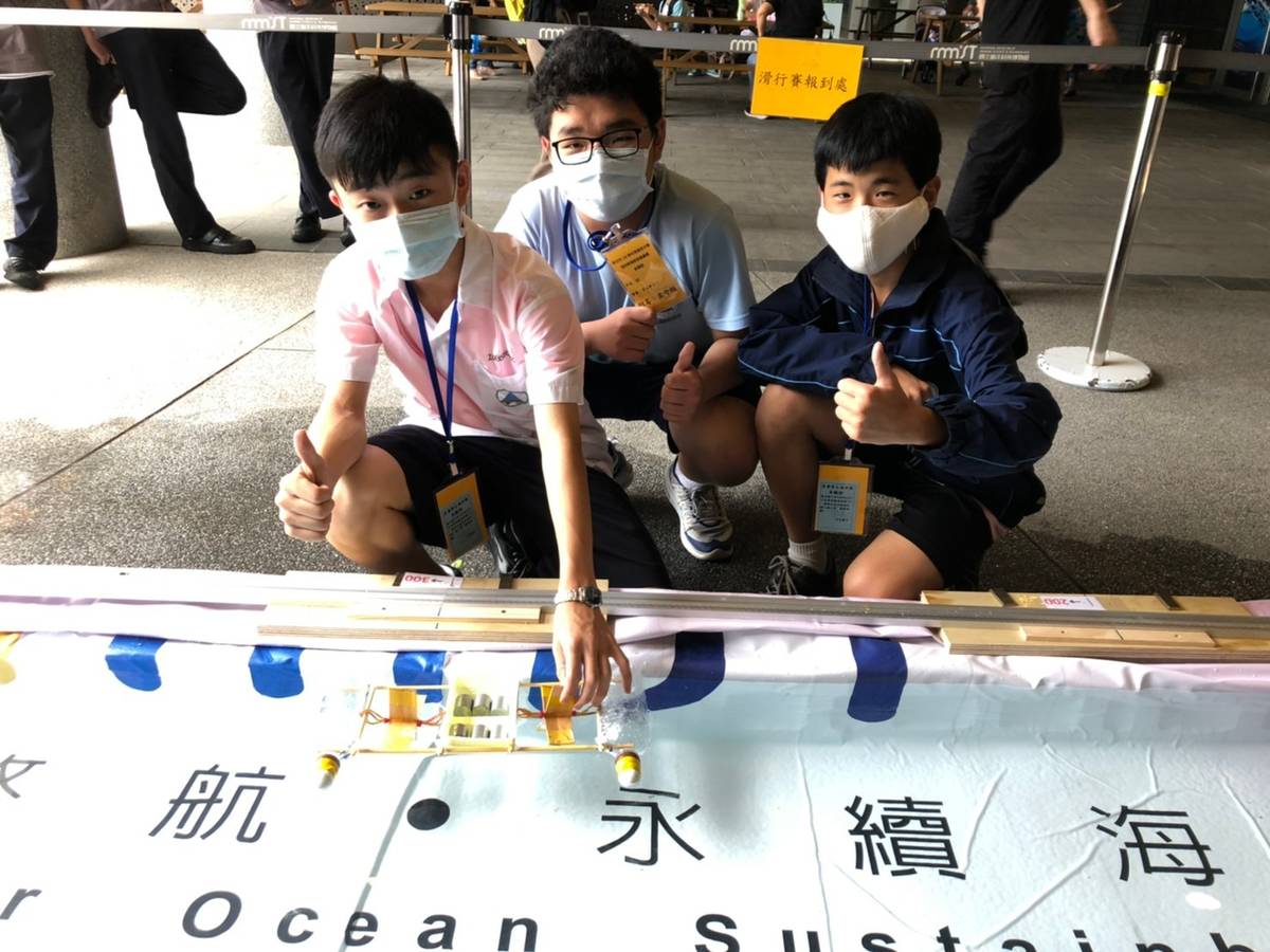 學生進行動力船比賽。
