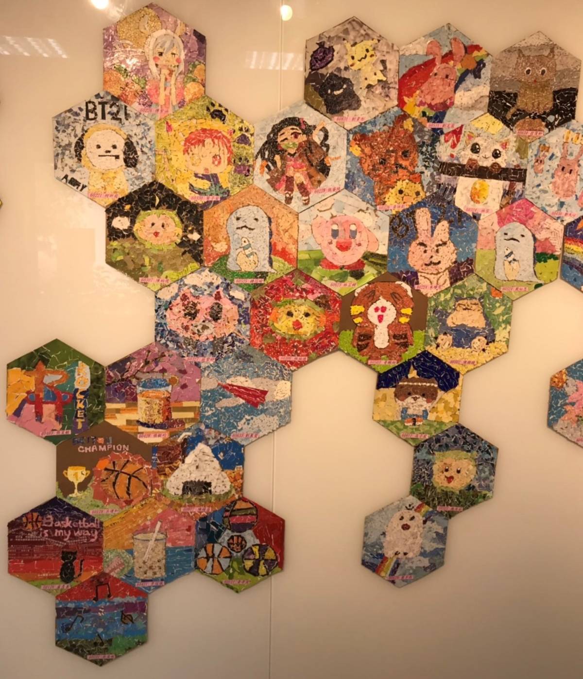 撕貼拼畫是畢業生的集體創作
