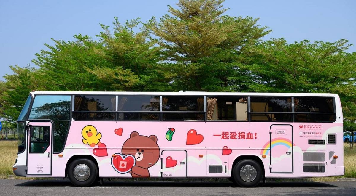 和 LINE公司合作將其中一台捐血車包膜成LINE專車