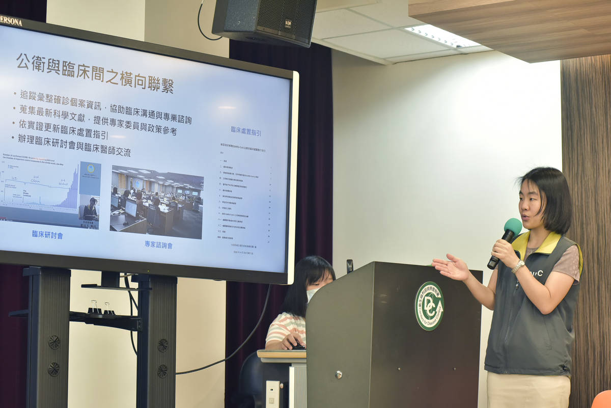 防疫醫師鄒宗珮分享公衛與臨床間的橫向聯繫。/圖由指揮中心提供