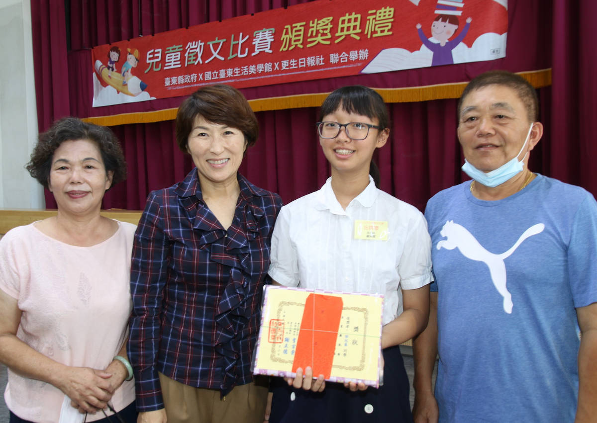 饒縣長與獲獎同學合影留念