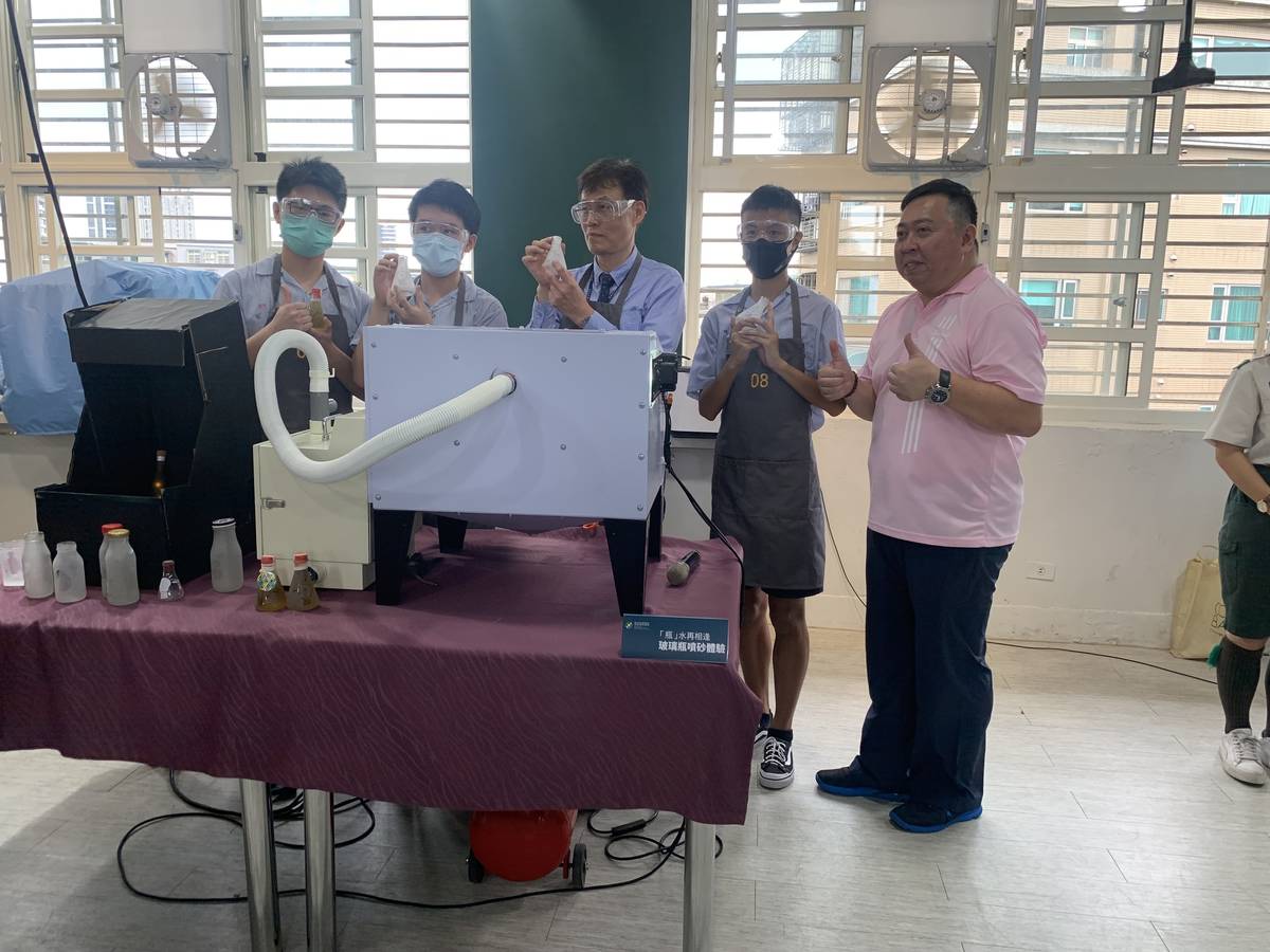 副局長蔣偉民體驗新泰國中綠能課程。