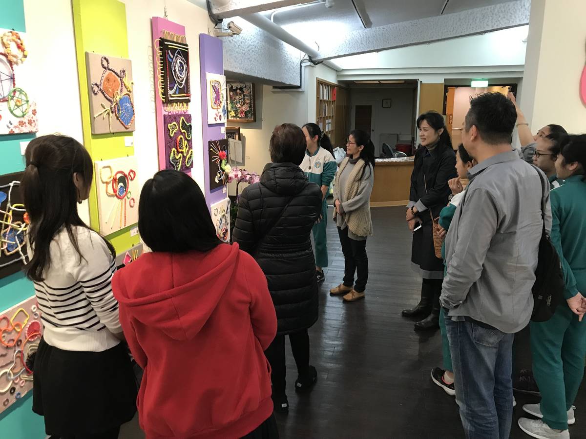 淡水國小美術班畢業展學生進行作品導覽。
