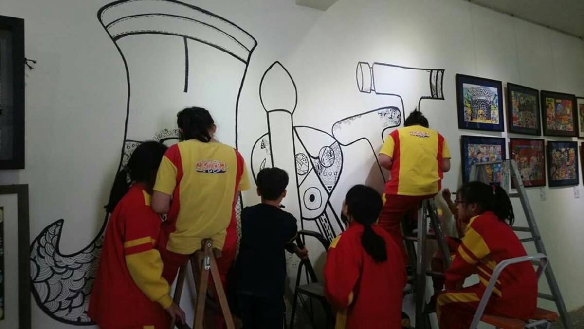 自強國小美術班畢業展學生創作過程。