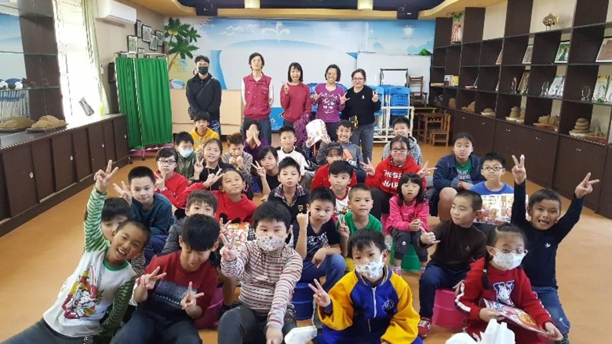 講師王嚴緖與福隆國小全體師生大合照。