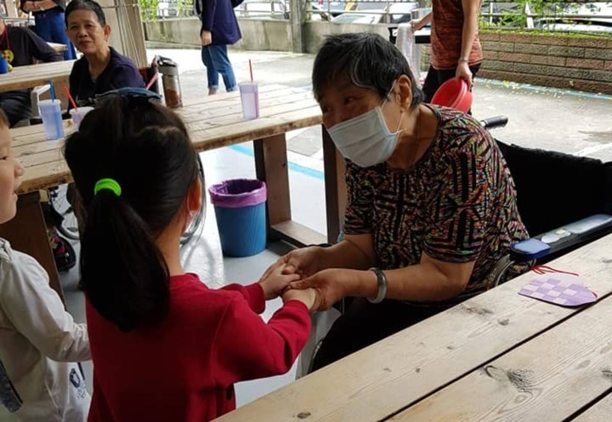 百福非營利幼兒園老幼互動良好.jpg