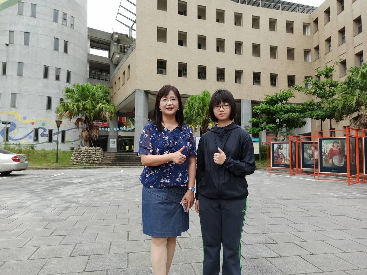 北大高中施雅慧校長與謝筑安同學。