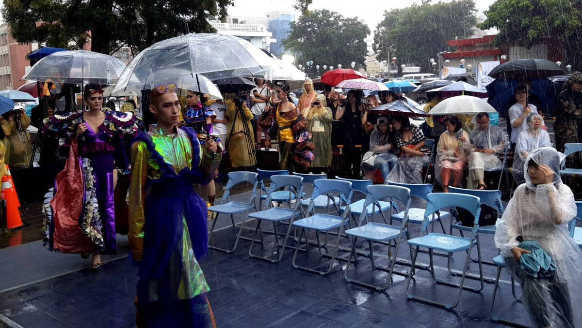 「何必巴黎，只要臺東」開幕秀，模特兒在雨中撐傘登場，小朋友專注欣賞。