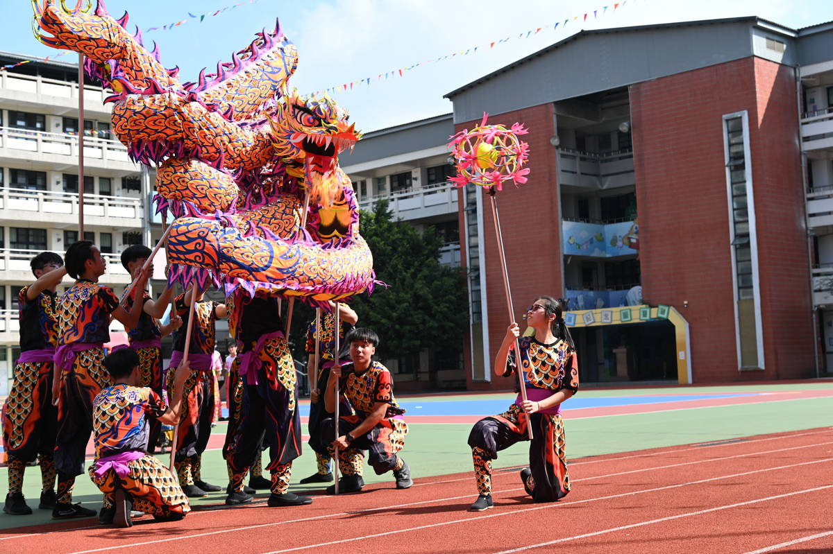 樹人家商龍鼓隊也來表演祝賀。