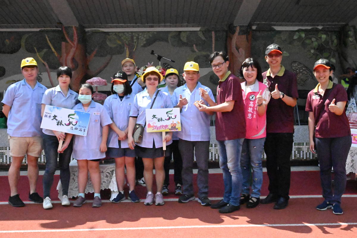 三代同堂的文林校友一起穿制服回母校慶祝校慶。