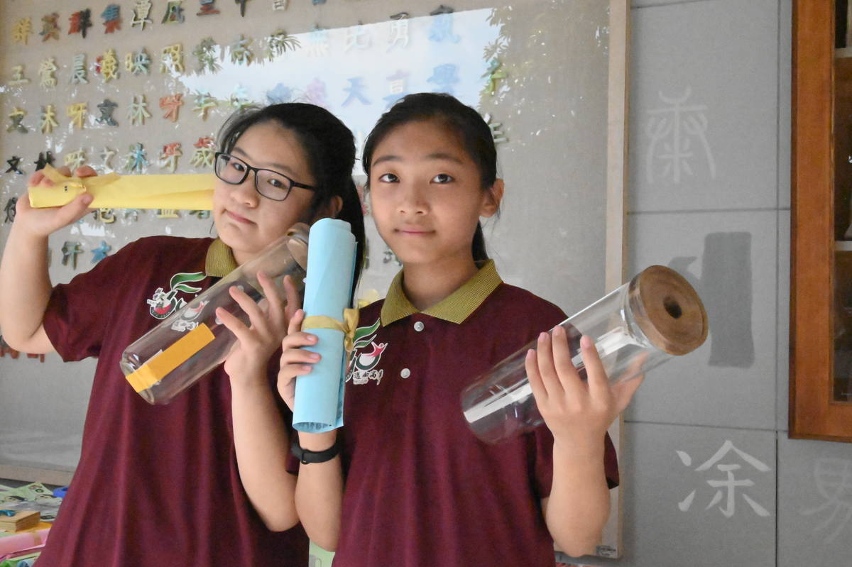 「共存寶瓶印記 同許美好未來」由在學學生及校友們作當下校景及班級趣事之紙本留存，為文林50歲增添色彩記憶。