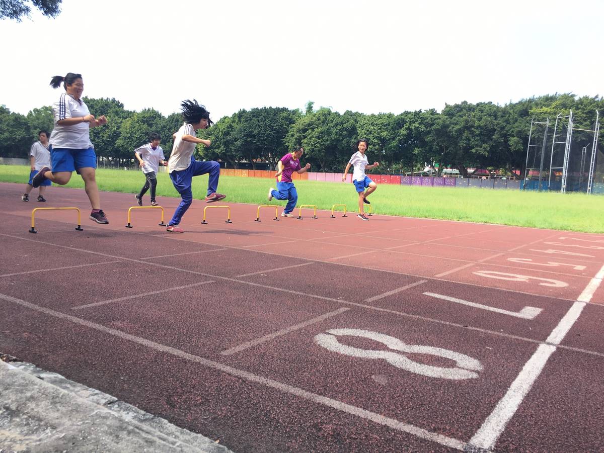 樹林高中特教生挑戰跨欄，每位都是選手。