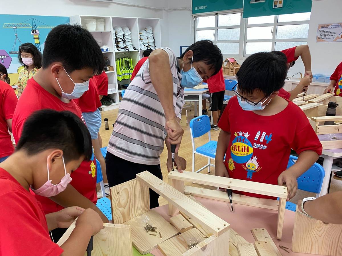 原斗國中小內的職探中心中的職群為土木建築和電子電機