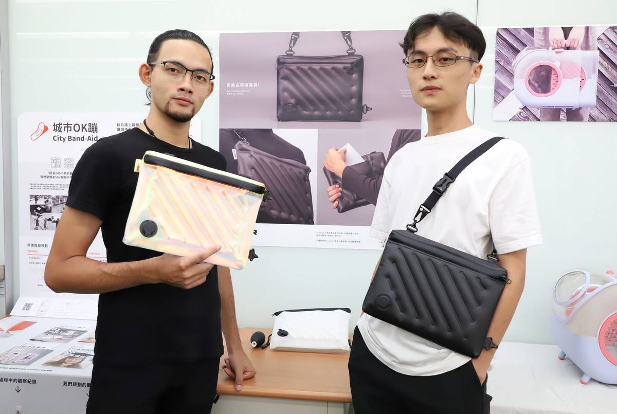 「充氣小包」是台科大設計系吳天雋(左)、向量(右)的創作，具防撞及防水效果。(臺科大提供)