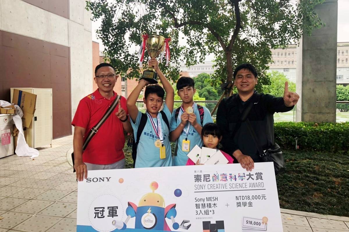 同安國小施皇羽校長、蔡富揚、蔡珮涵、張震茂同學及帶隊老師許弘叡合照 (照片:彰化縣政府)