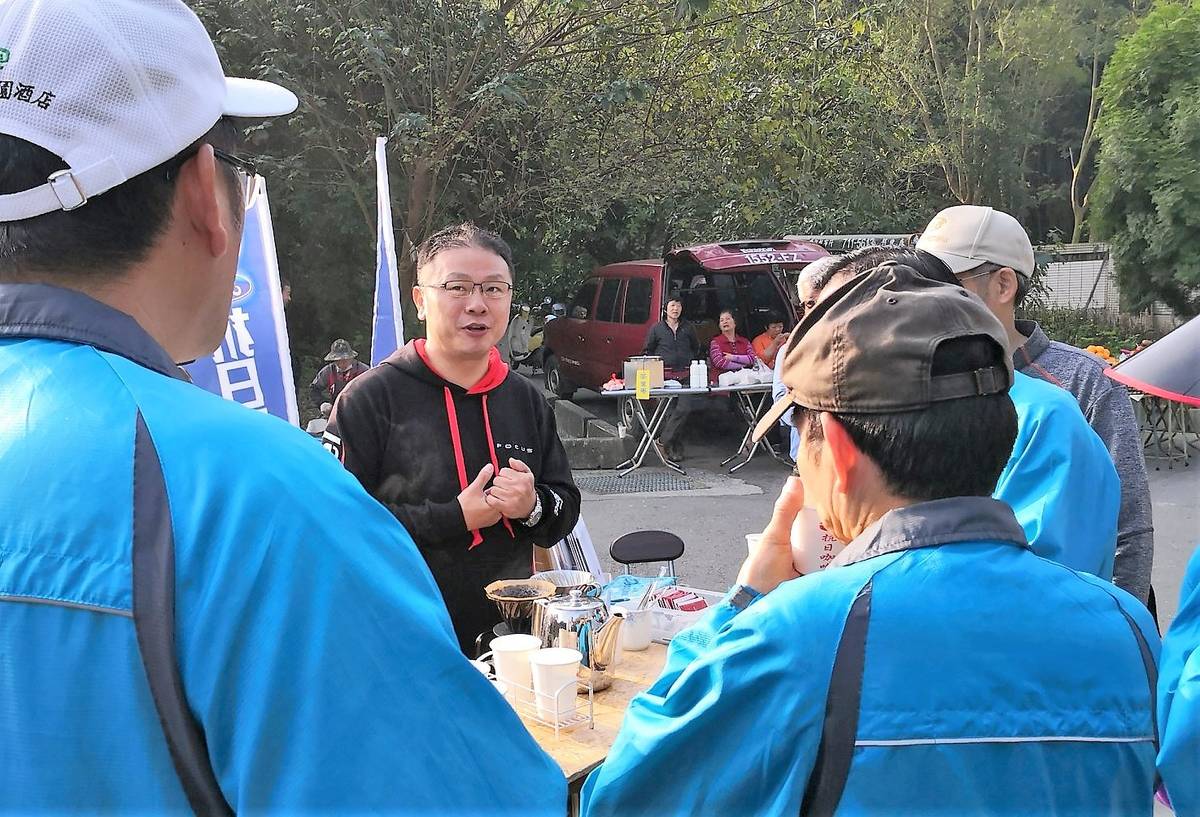 小志喜歡旅遊也喜歡咖啡，假日會在山上免費請登山客喝咖啡