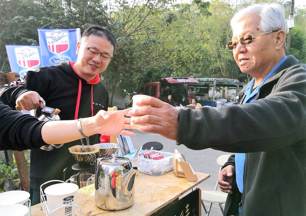 小志身為汽車業務但熱愛交朋友煮咖啡和旅遊