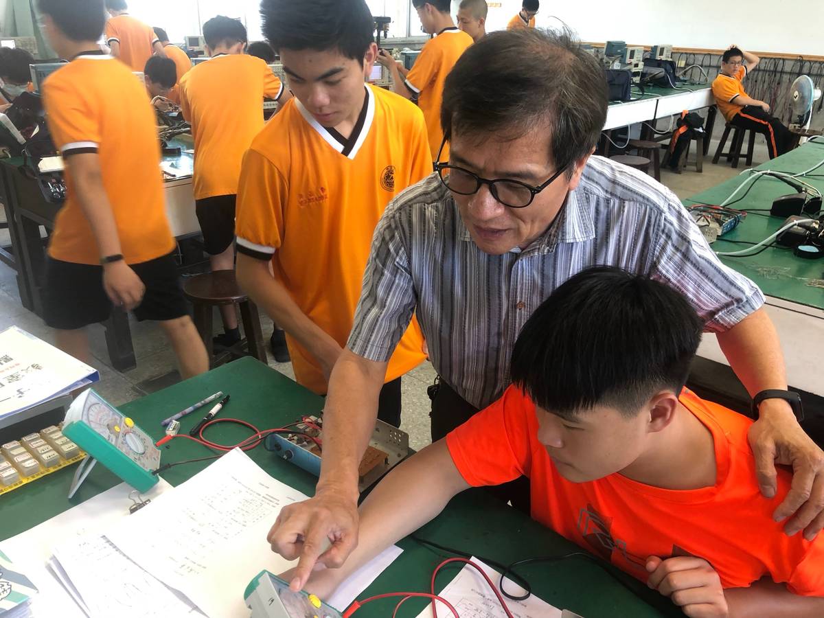瑞芳高工實習處主任廖建春不斷寫計畫爭取經費，並且要孩子要學以致用，鼓勵孩子參與技能檢定。