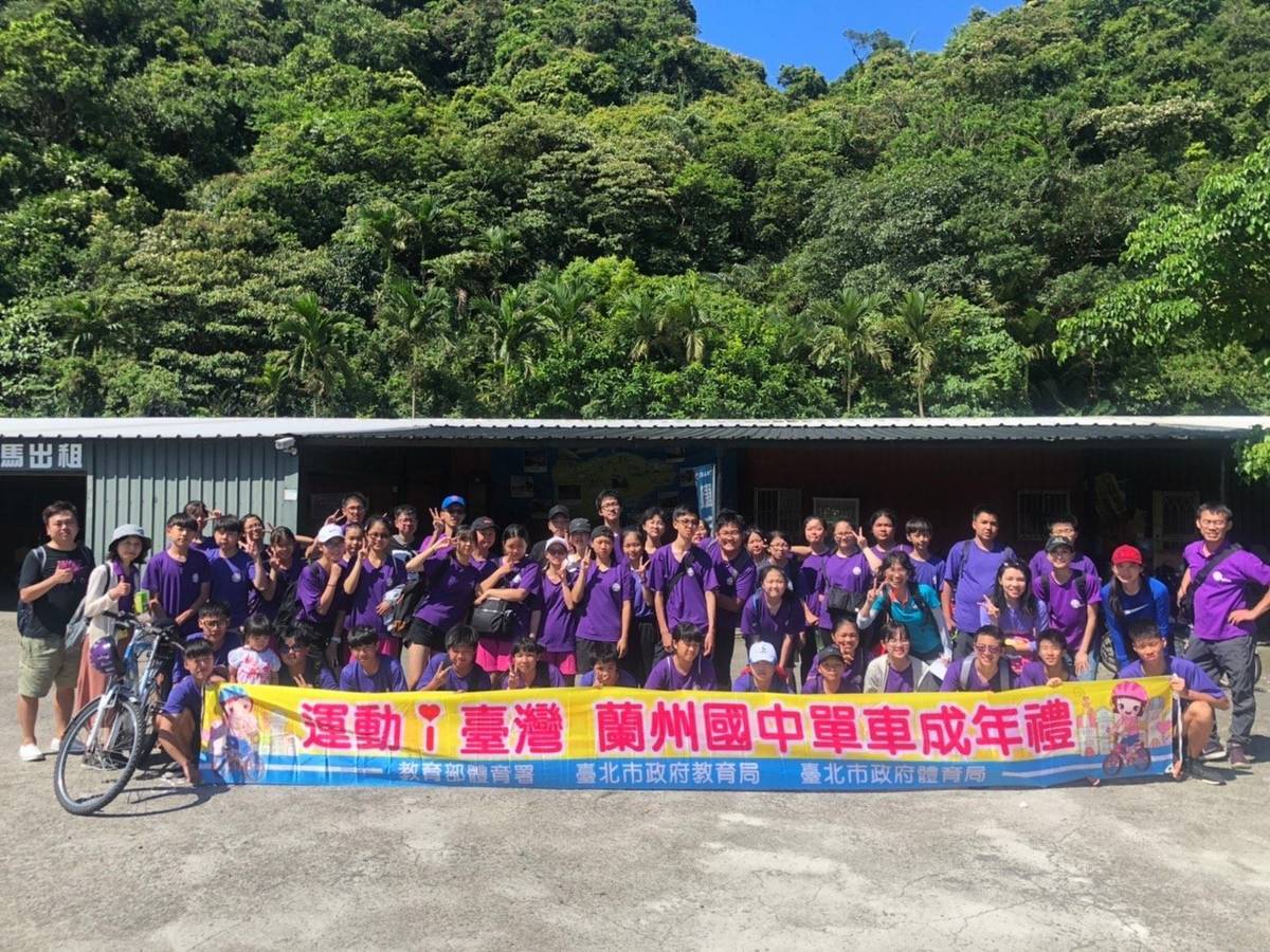 蘭州國中單車成年禮在校長的帶領下出發