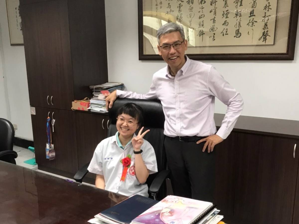 泰山高中今年特別開放畢業生到校長室坐在校長位置與校長合影，學生感到榮耀又特別開心。