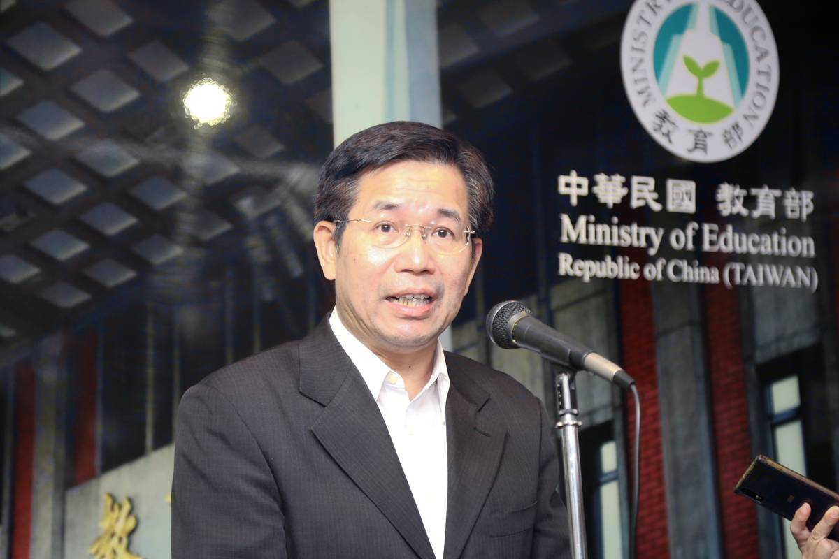 教育部長潘文忠於部務會報前接受媒體採訪