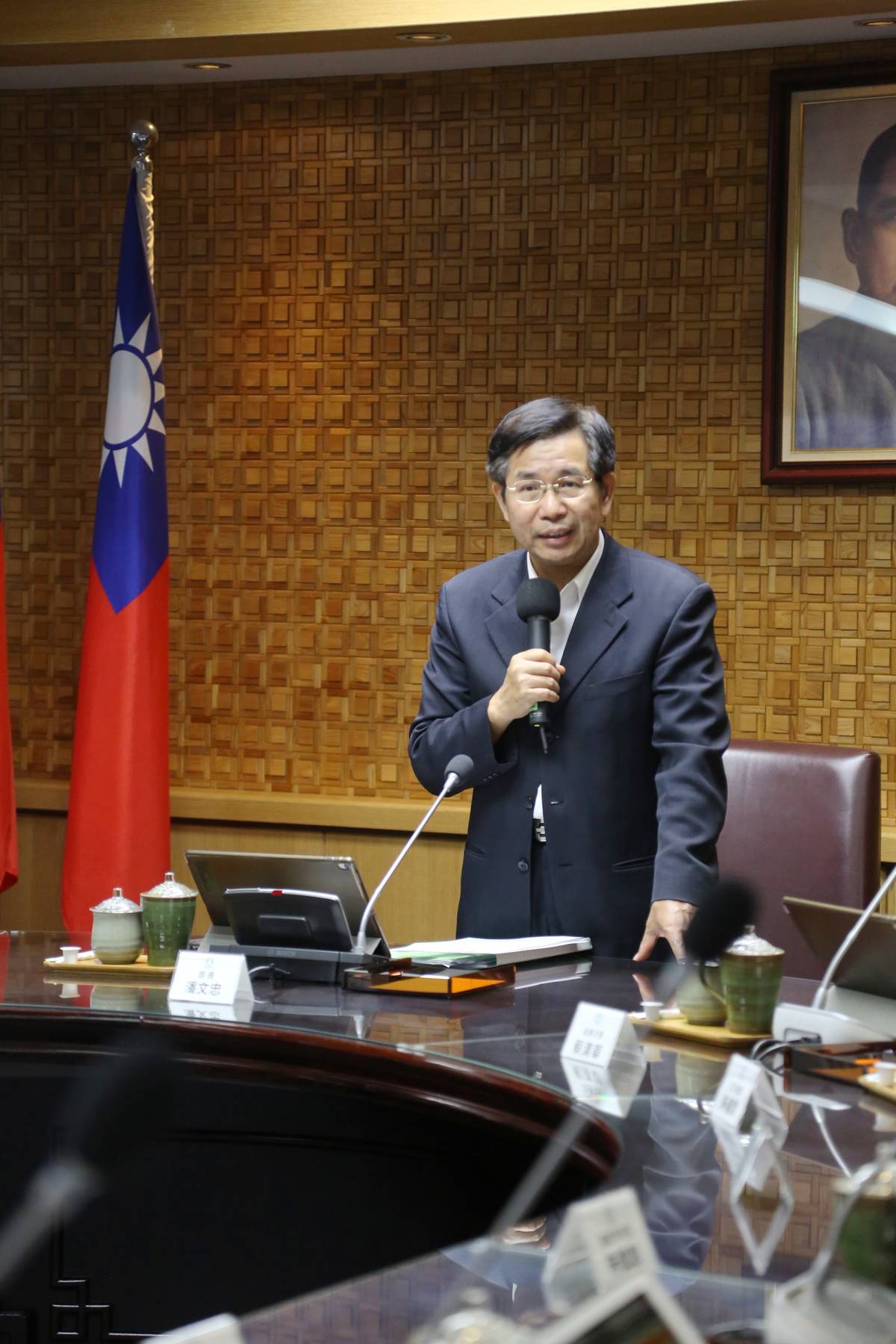 教育部部長潘文忠主持部務會報