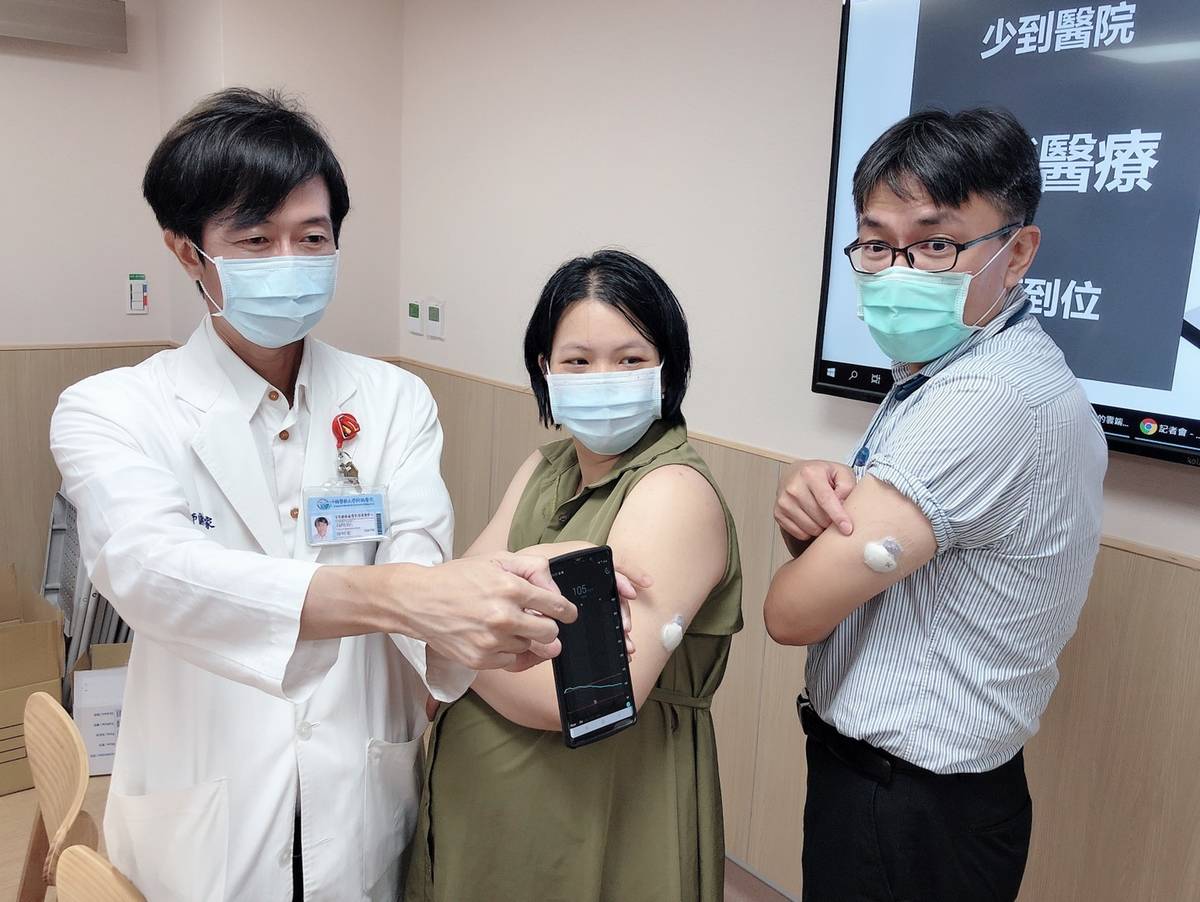 圖片說明：左：謝明家 副院長 右：43歲患者 黃先生中：33歲孕婦 林女士