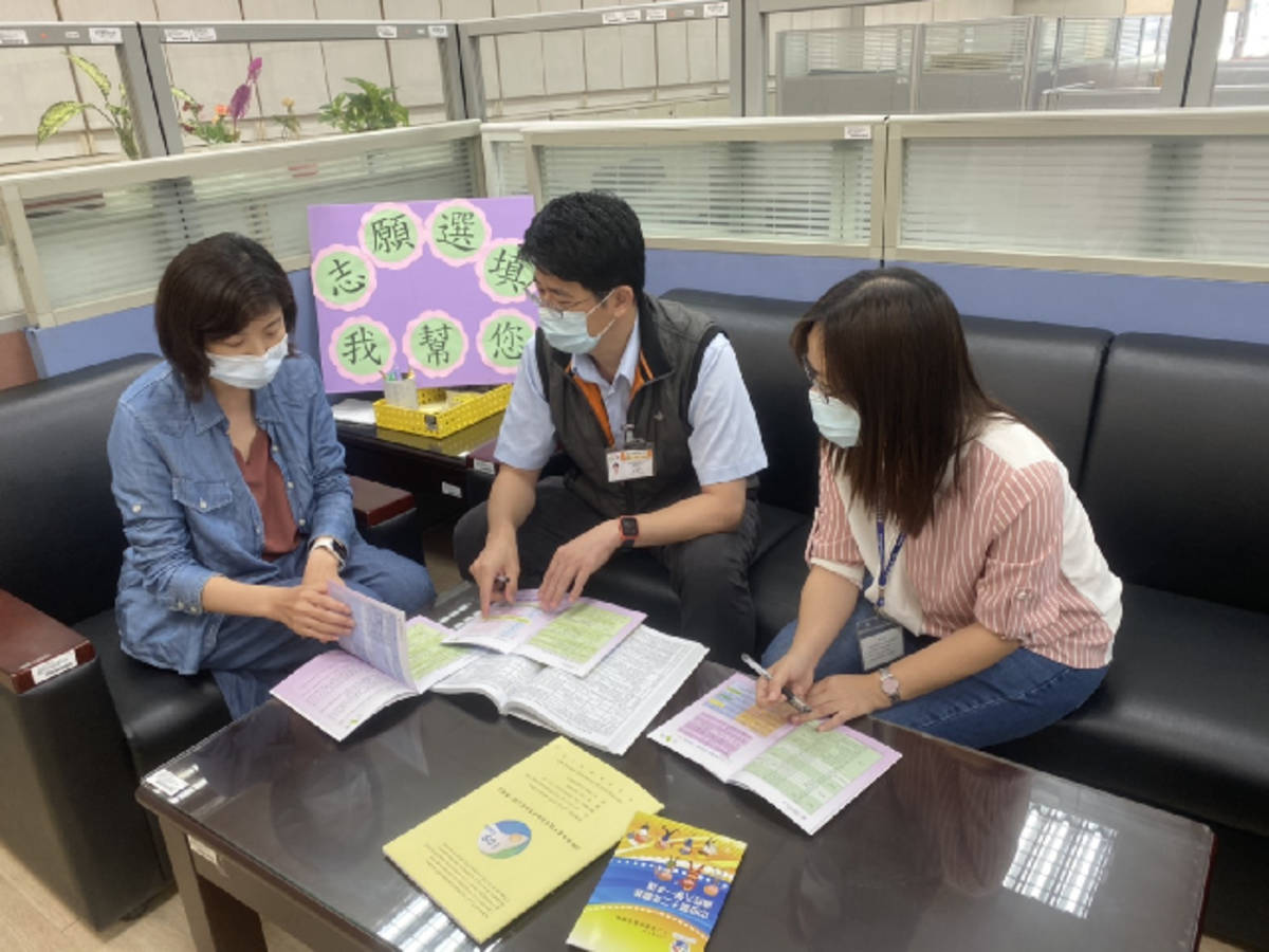 家長可向專人諮詢志願選填相關資訊（圖片來源：臺中市教育局）