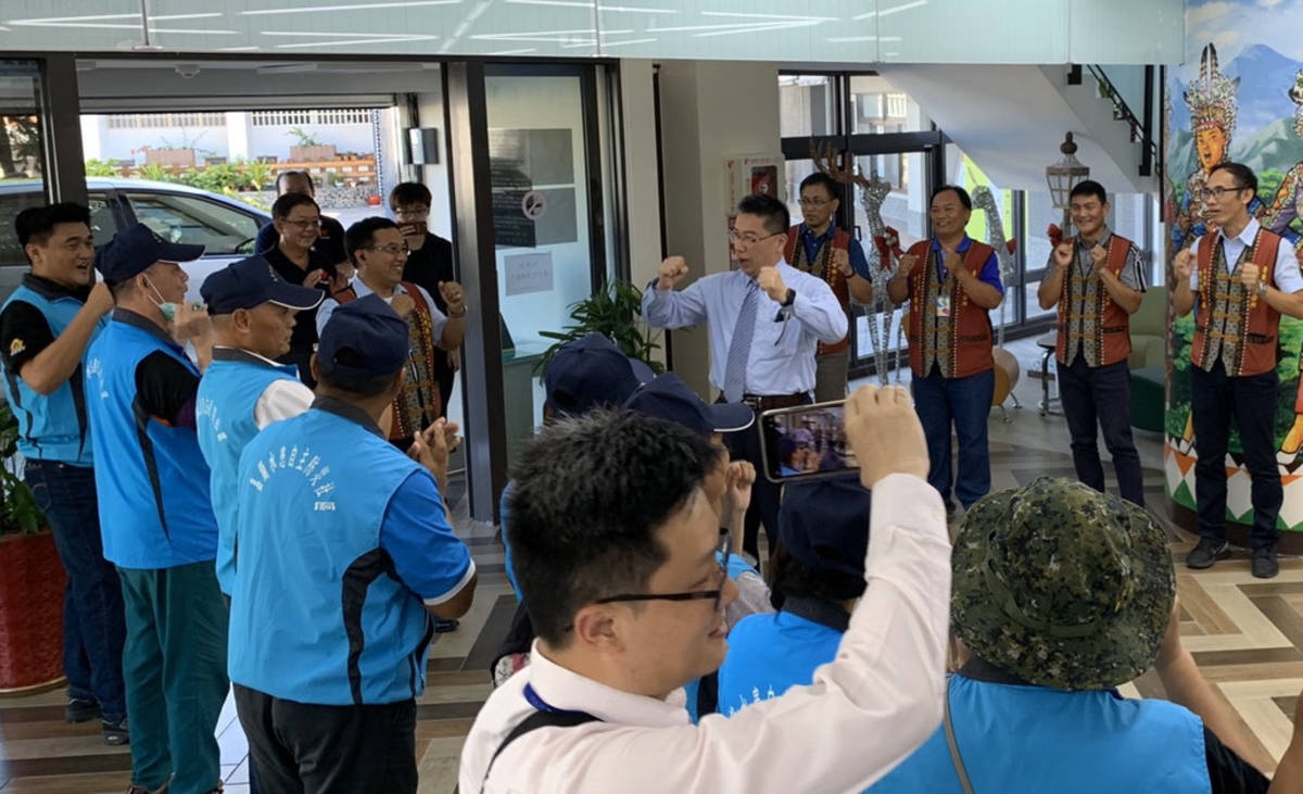 內政部長徐國勇在消防局長管建興陪同下，視導嘉蘭社區防災整備工作。