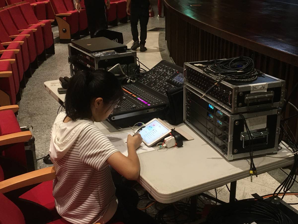 宜蘭縣復興國中少年劇團演出時，音效由學生親自操作。