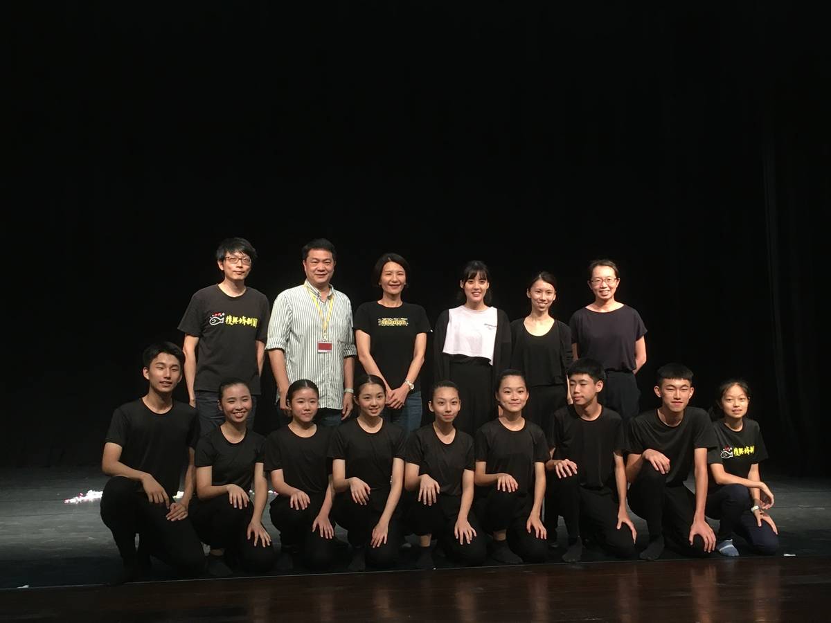 宜蘭縣復興國中少年劇團演出團隊與此次活動策展團隊合影。