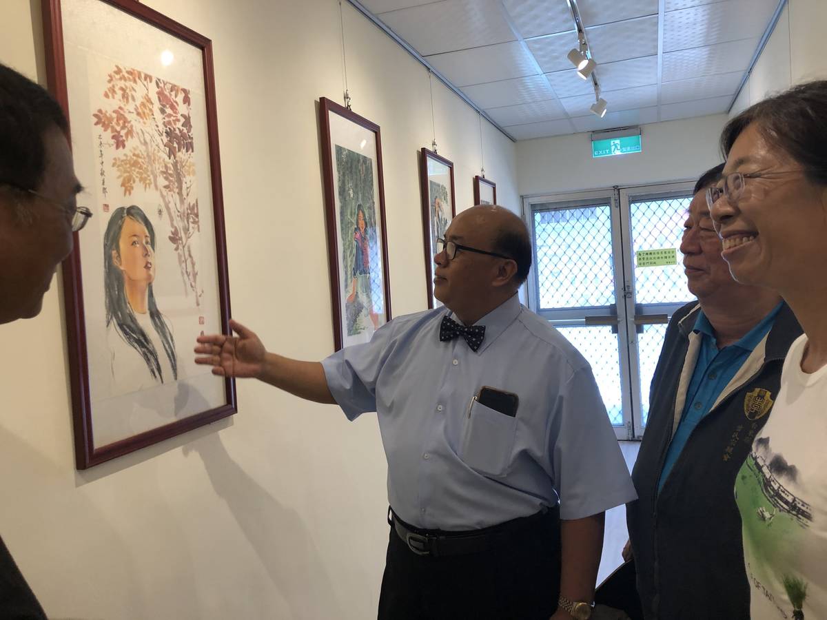吳信和向曾興平教授等人介紹他的畫作