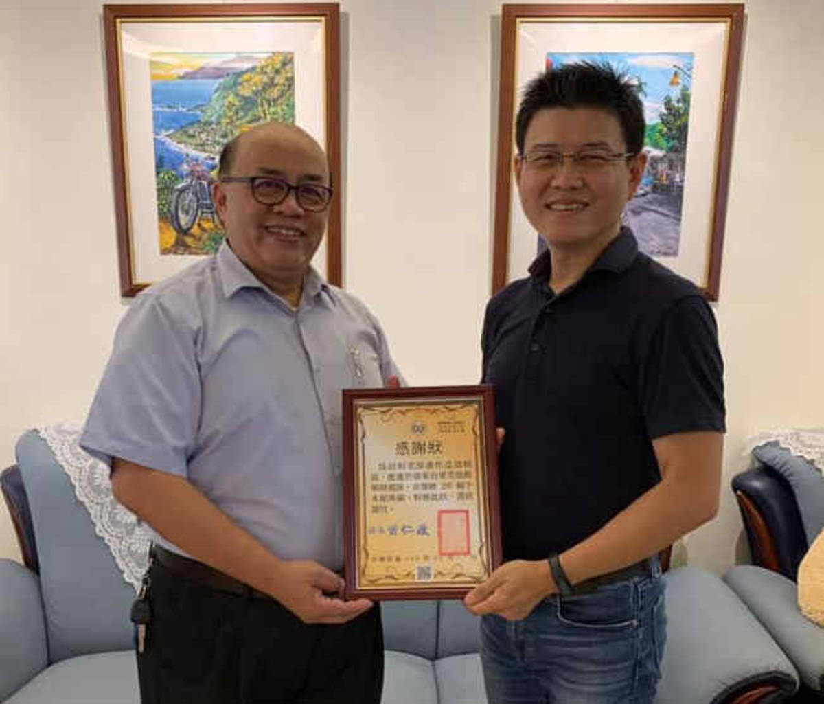 臺東縣軍人服務站長曾仁政頒發感謝狀給吳信和，感謝他將畫留在故鄉。