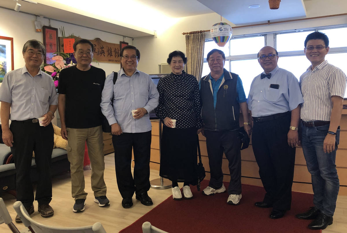 臺東前縣長陳建年（左三）伉儷及多位貴賓合影留念