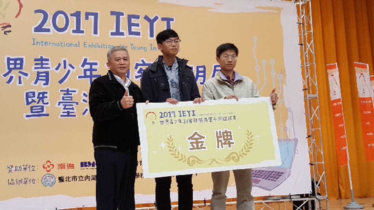 大甲高工教師謝易裕指導學生參賽獲獎（圖片來源：臺中市教育局）