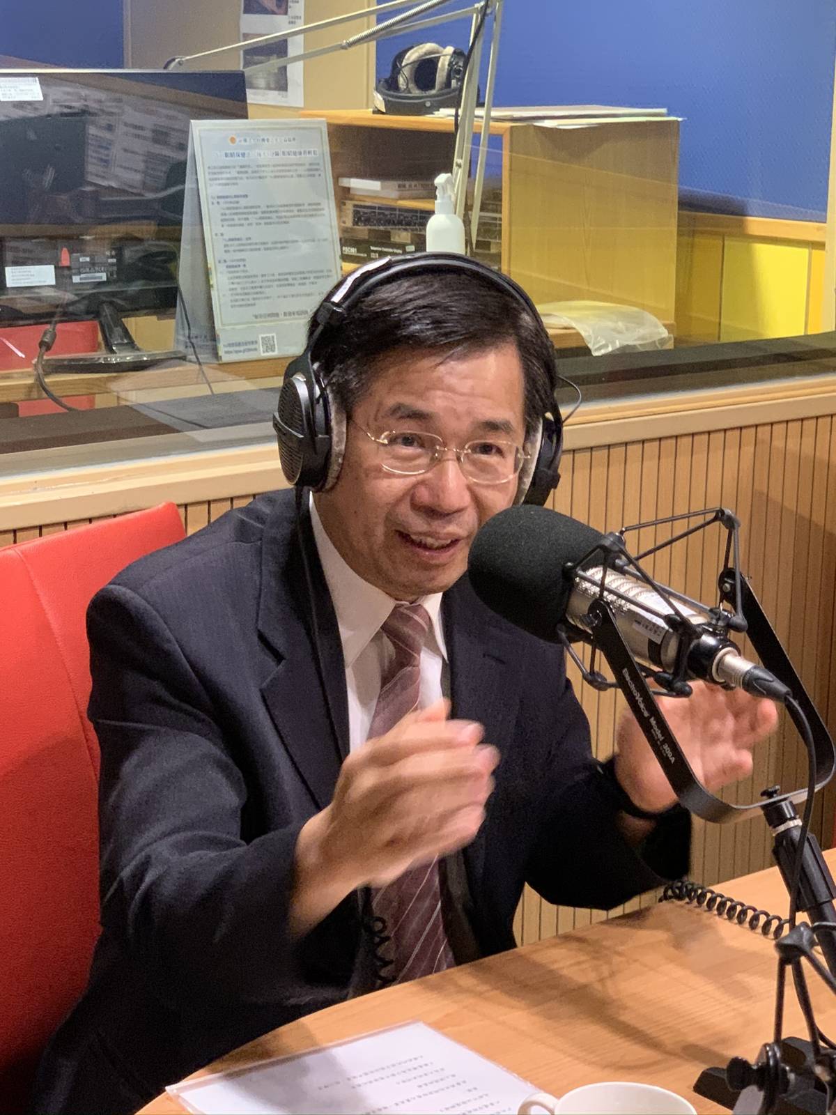 潘文忠部長受訪照片.JPEG