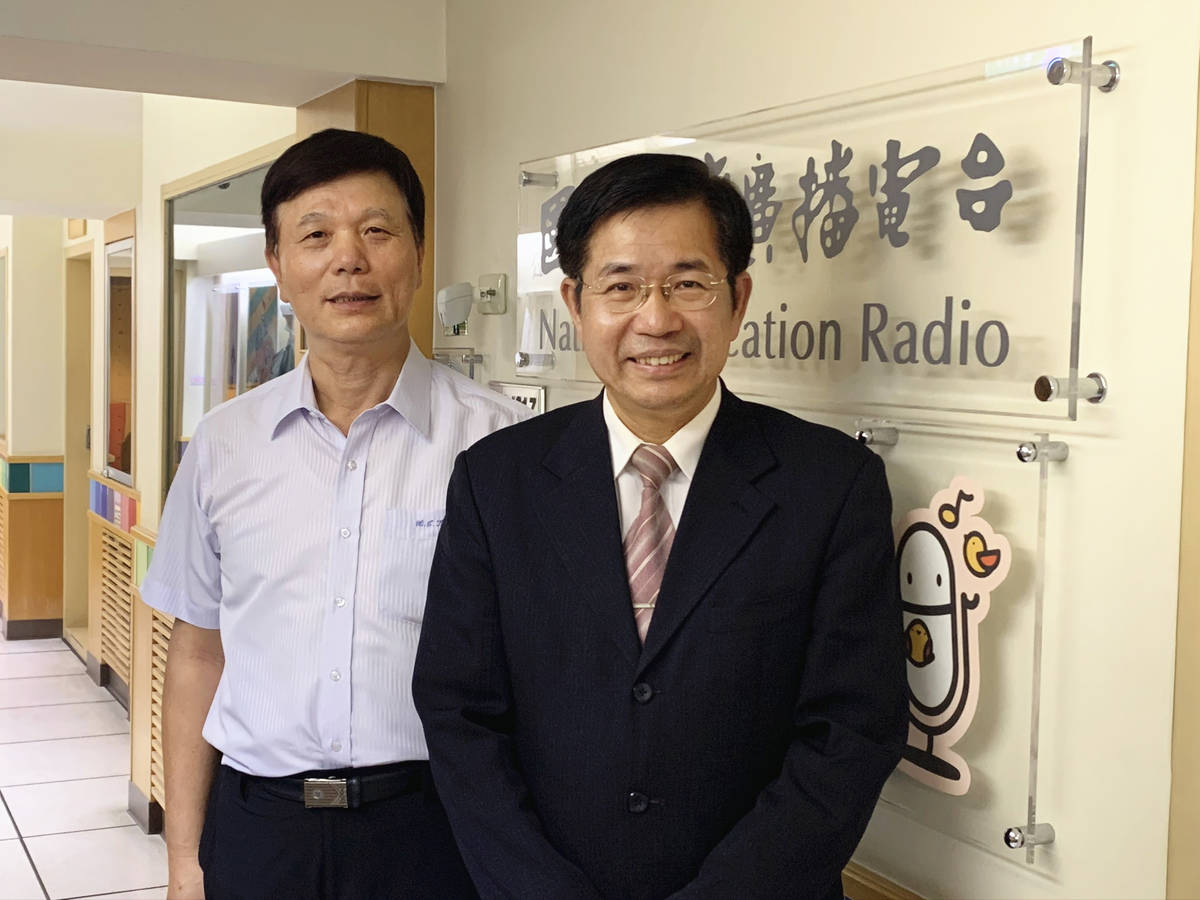 主持人郭雄軍校長與潘文忠部長合影.jpg