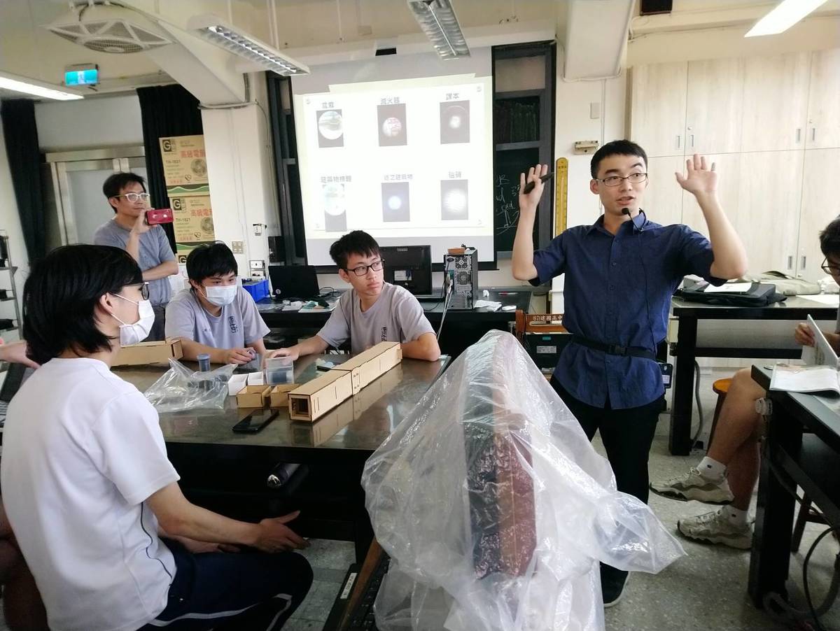 建中黃建彰老師引導學生進行實驗設計