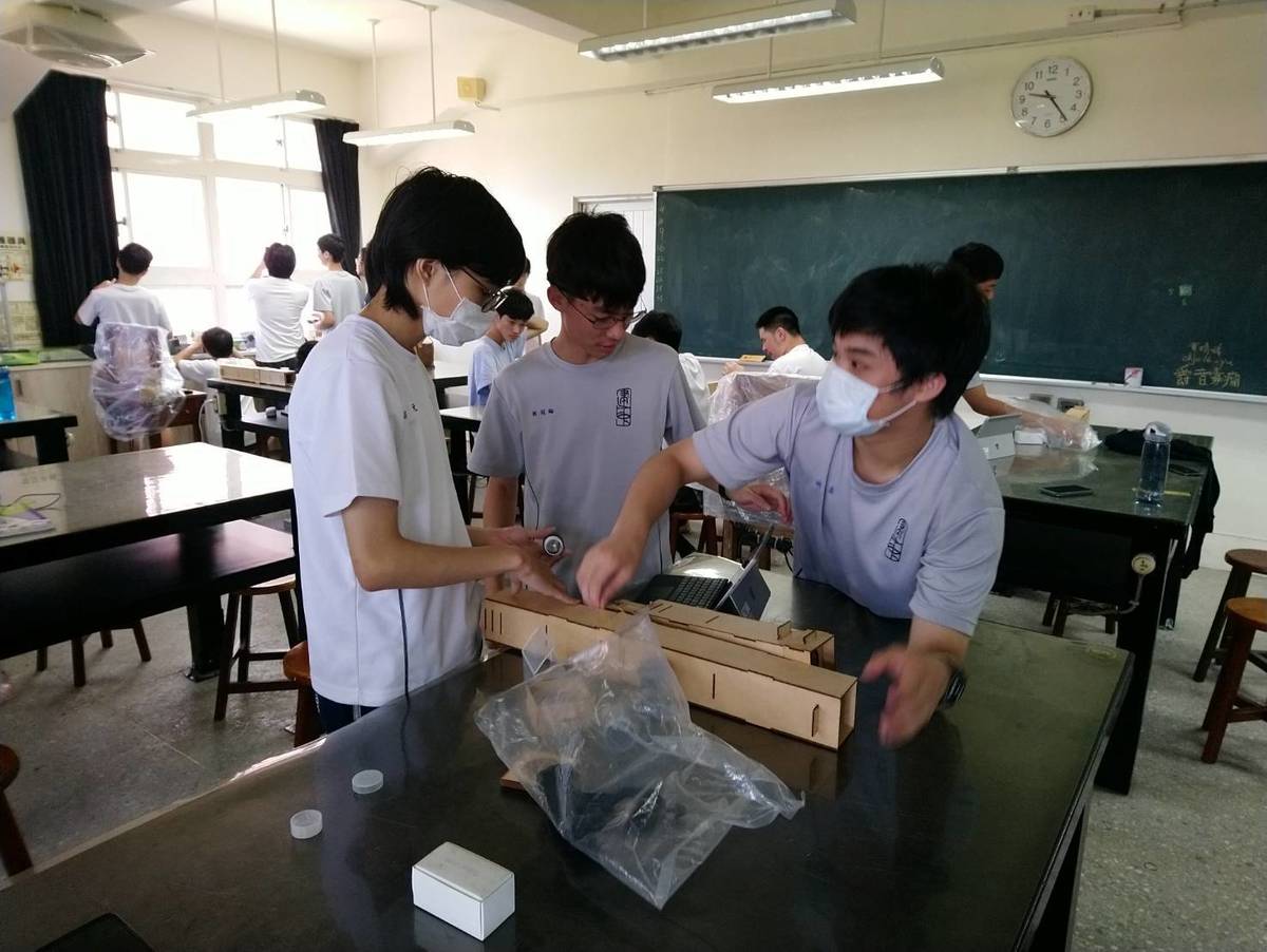 學生於"探究與實作"課程討論