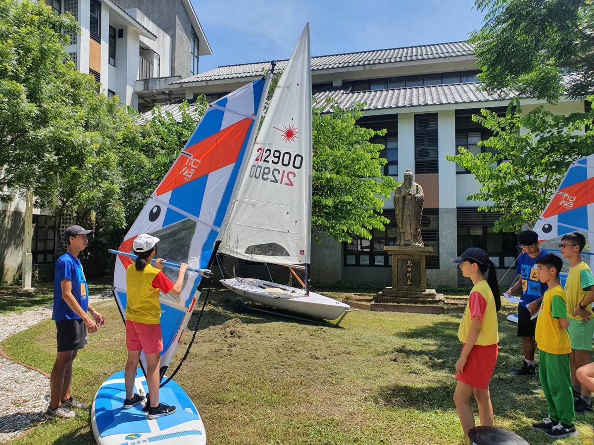 臺東大學USR計畫成果展中，體育系學生指導東大附小學童操作帆船、風浪板、獨木舟等無動力水上活動。