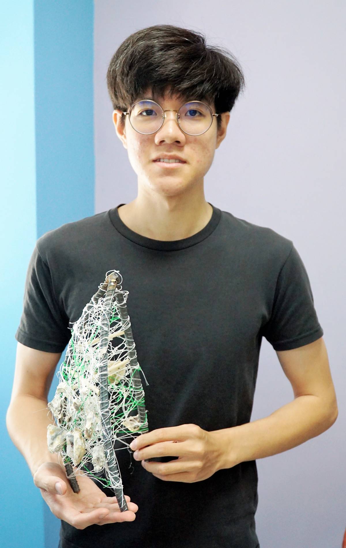大葉大學造藝系碩士生李伯元以漁村廢棄物打造公共藝術小模型(圖片來源：大葉大學)